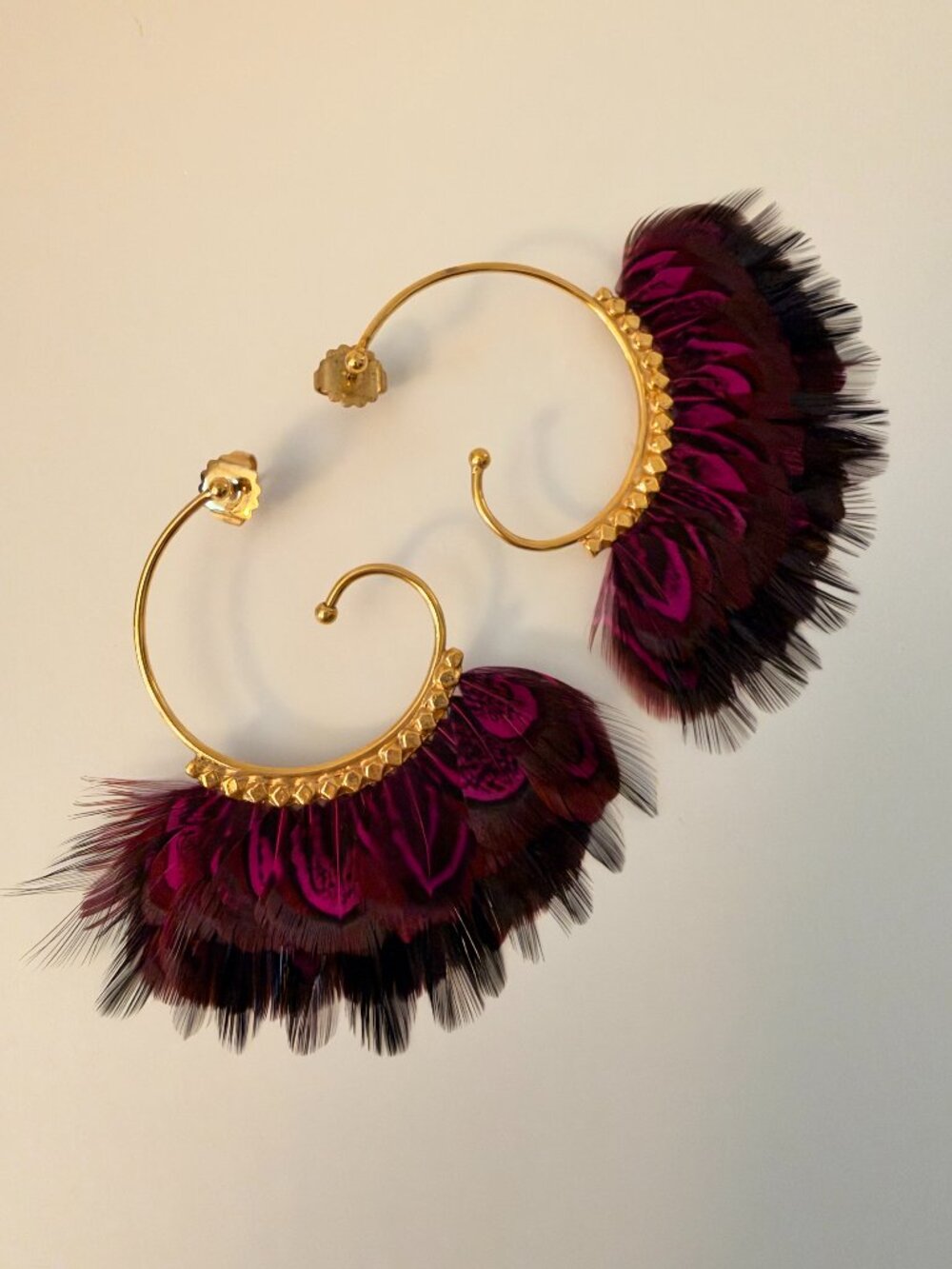 Gas Bijoux Buzios Front-Facing Feather Hoop Earrings Purple Fuchsia Gold
